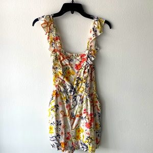 Floral romper with front pockets. Perfect summer outfit.